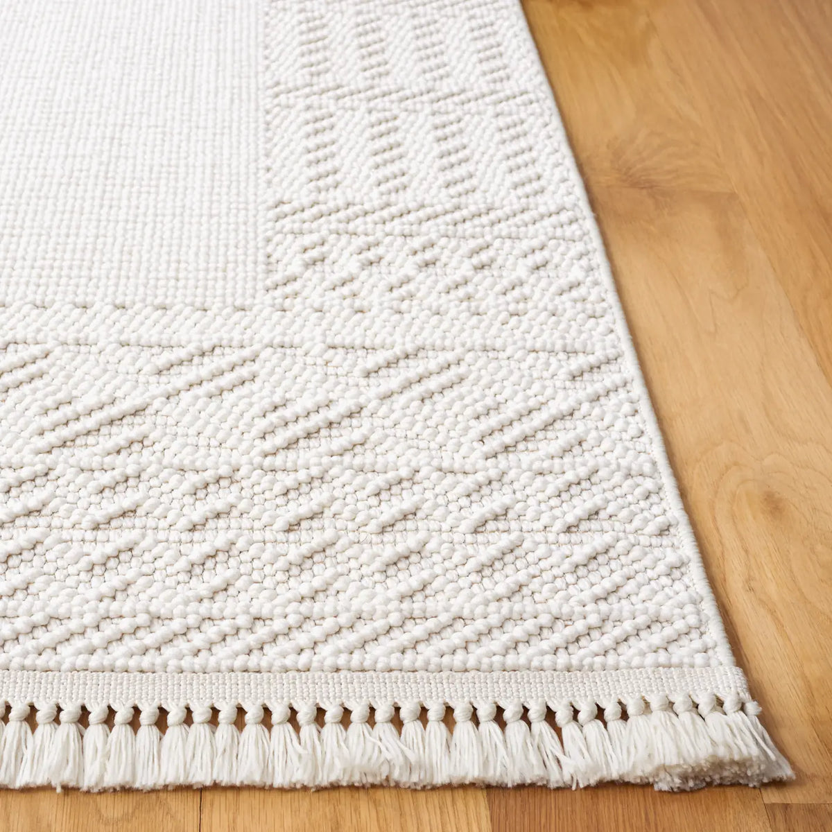 Safavieh Camden 4'-0" x 6'-0" Rug in Ivory