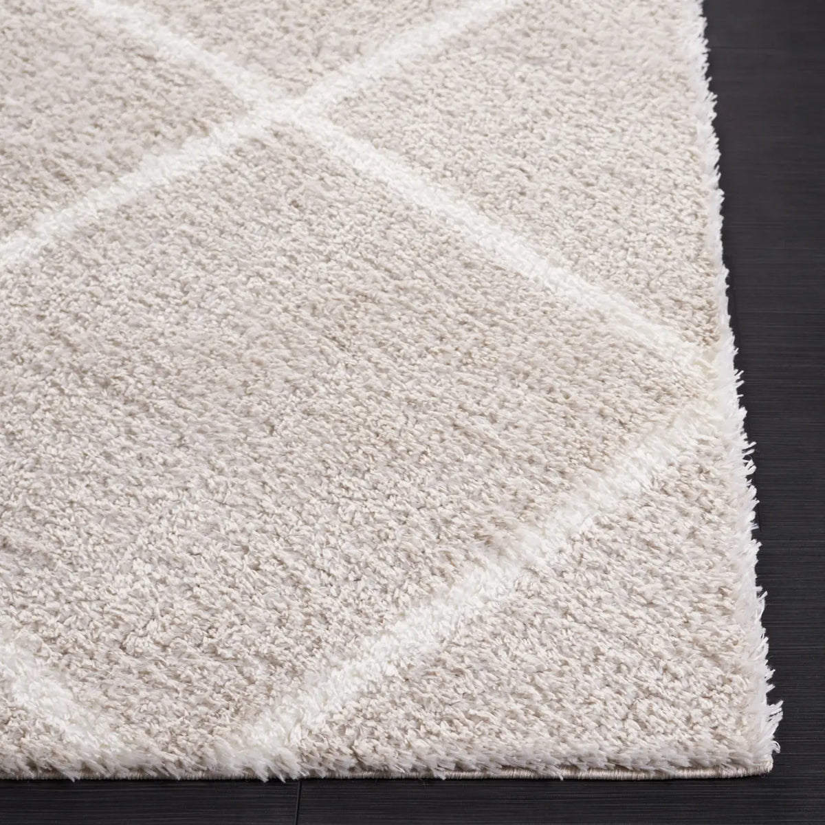 Safavieh Tahoe Shag 4'-0" x 6'-0" Rug in Silver / White