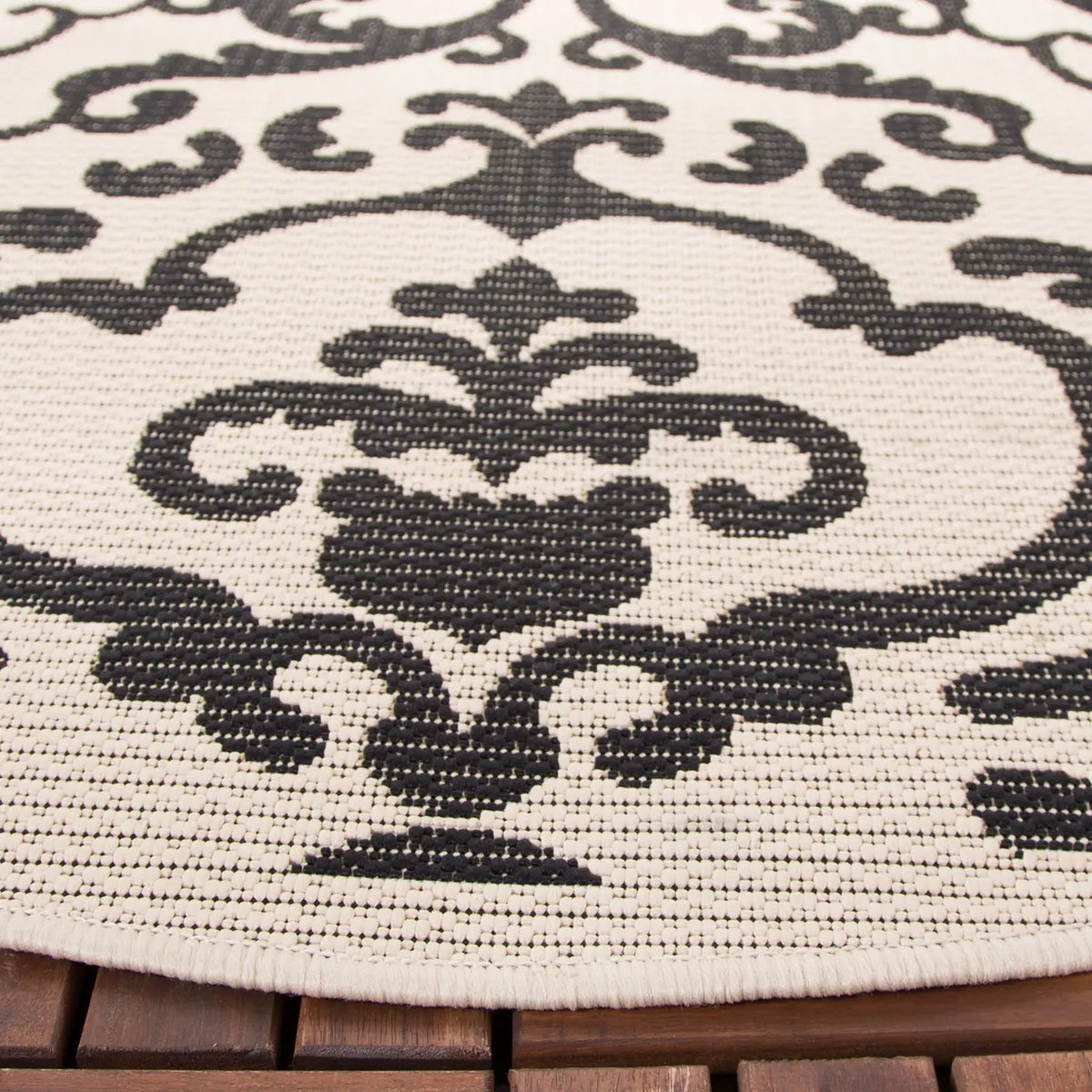 Safavieh Courtyard 5'-3" x 5'-3" Rug in Sand / Black
