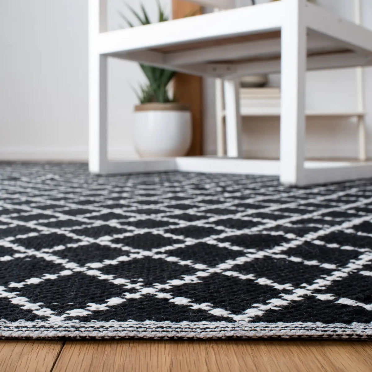Safavieh Montauk 4'-0" x 6'-0" Rug in Black / Ivory