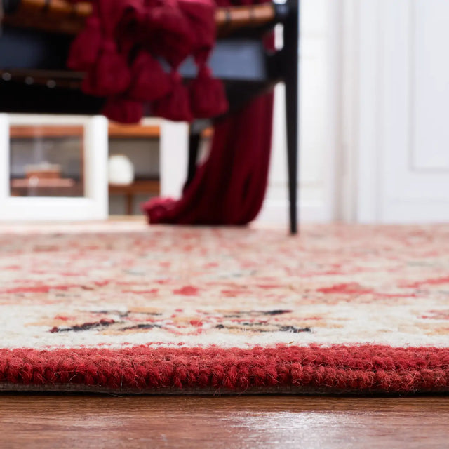 Safavieh Chelsea 3'-9" x 5'-9" Rug in Red / Ivory