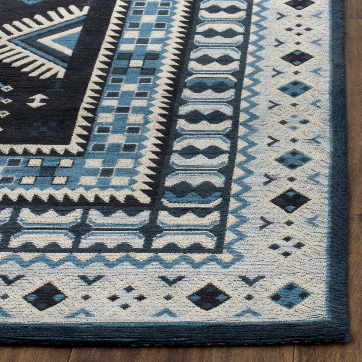 Safavieh Classic Vintage 4'-0" x 6'-0" Rug in Navy / Light Blue