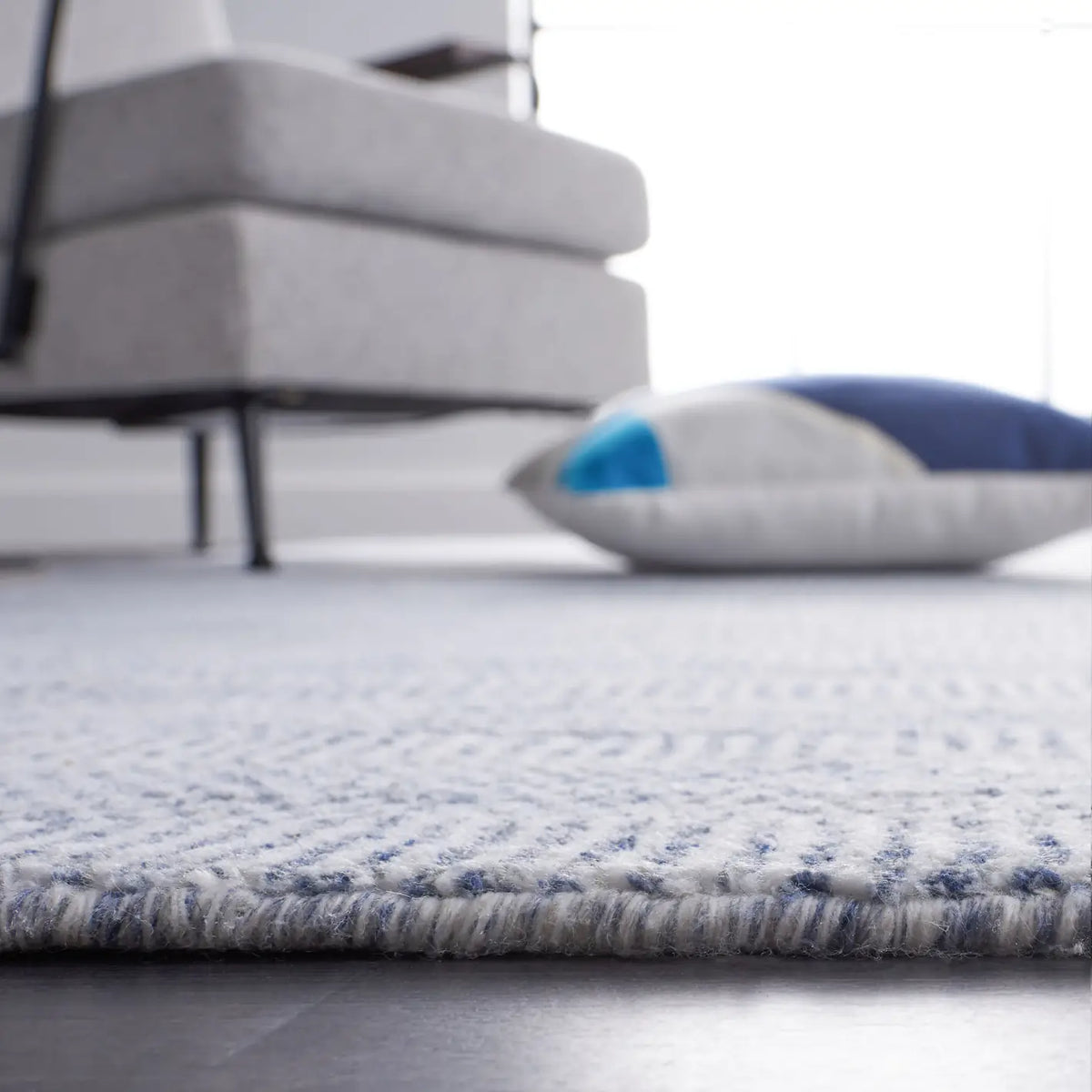 Safavieh Mirage 4'-0" x 6'-0" Rug in Blue / Ivory