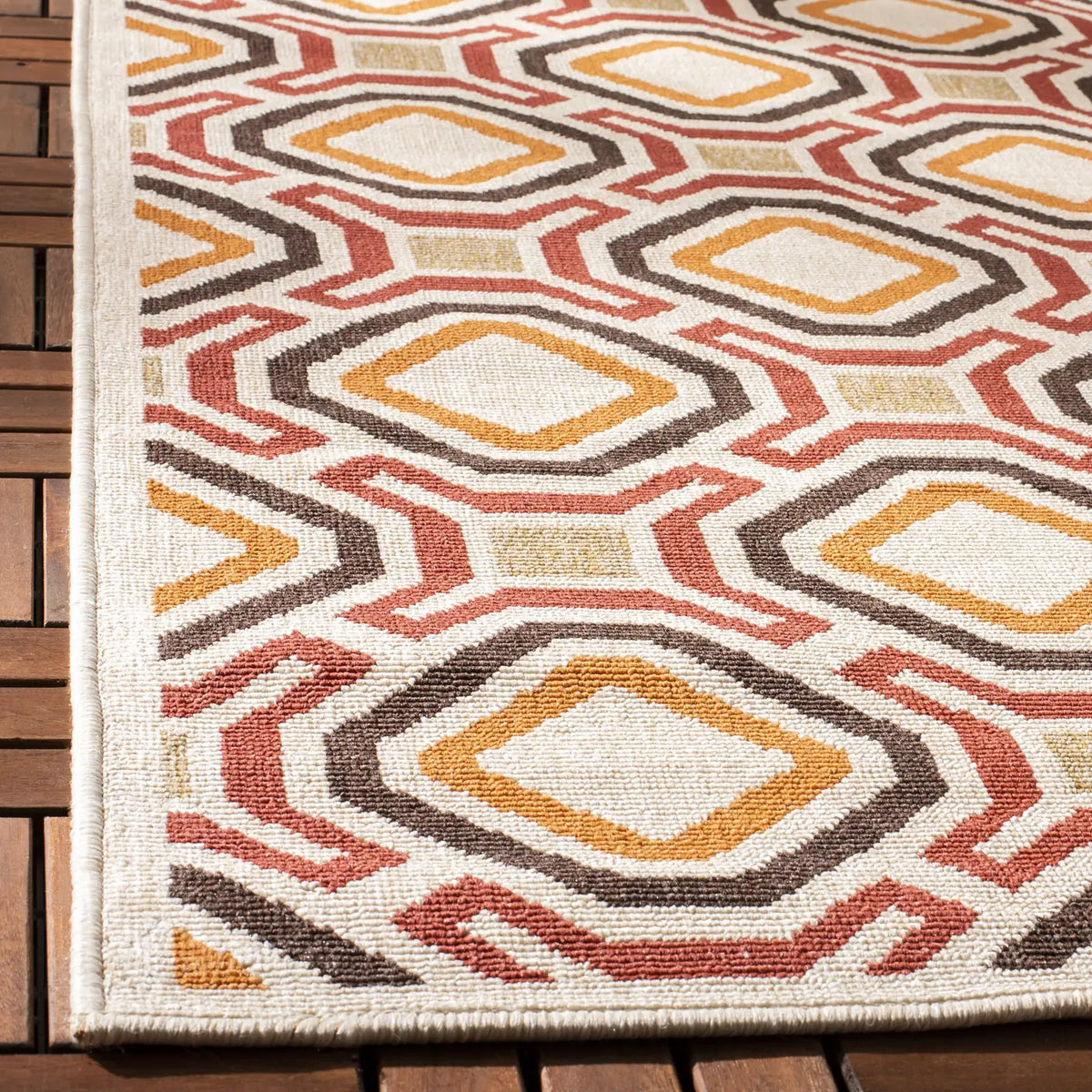 Safavieh Veranda 4'-0" x 5'-7" Rug in Creme / Red