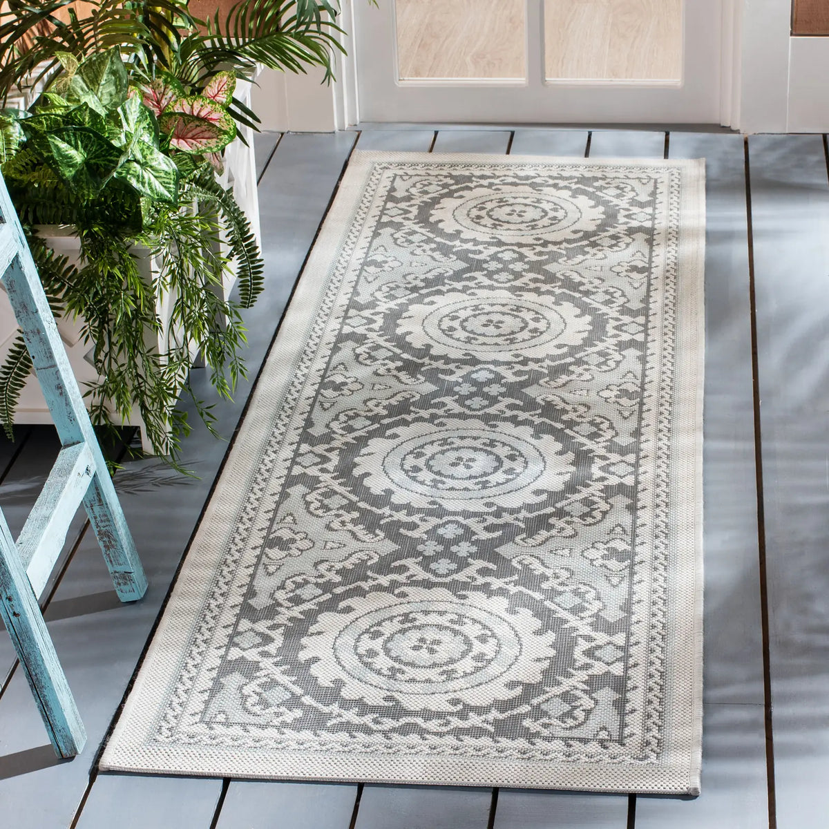 Safavieh Courtyard 2'-3" x 6'-7" Rug in Light Grey / Anthracite