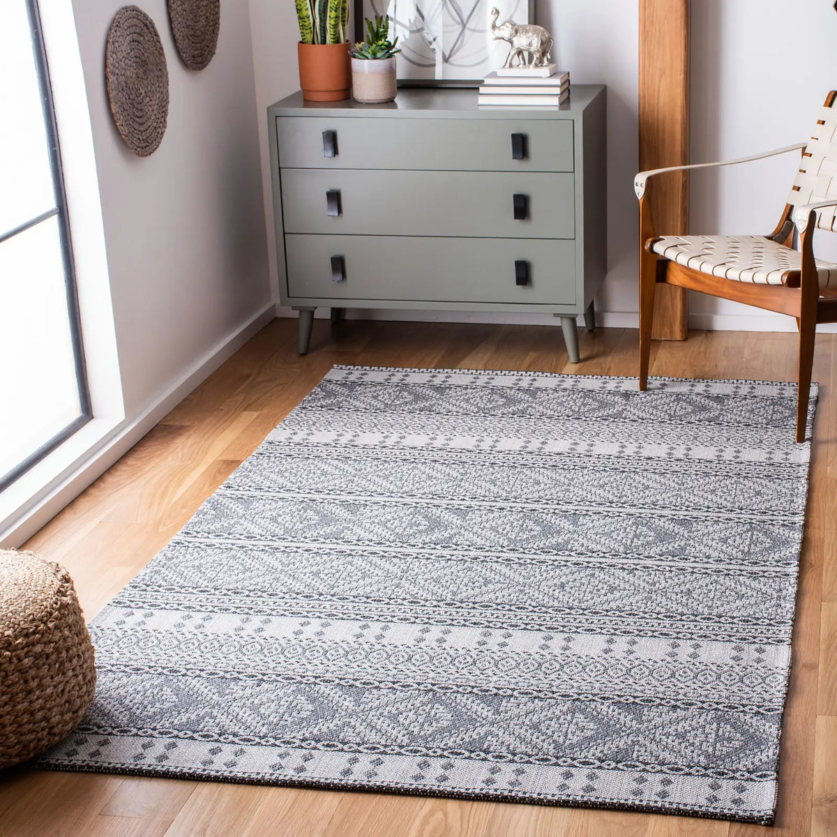 Safavieh Augustine 4'-0" x 6'-0" Rug in Light Grey / Anthracite