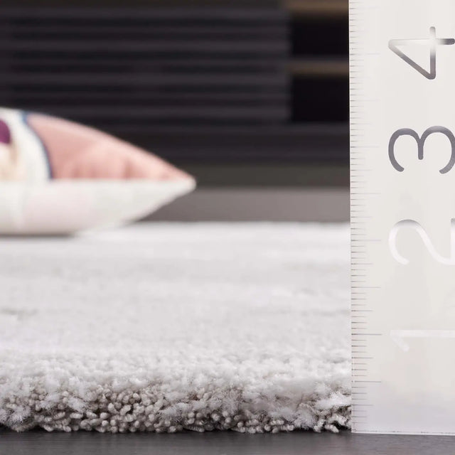 Safavieh Neptune 4'-0" x 6'-0" Rug in Light Grey / Grey