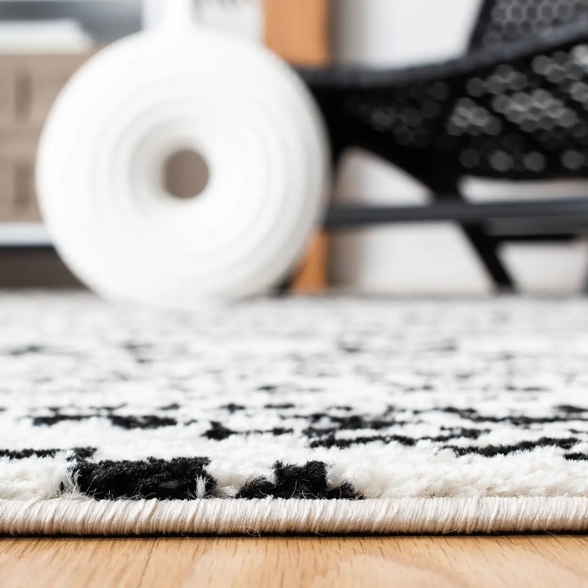 Safavieh Tulum 4'-0" x 6'-0" Rug in Ivory / Black