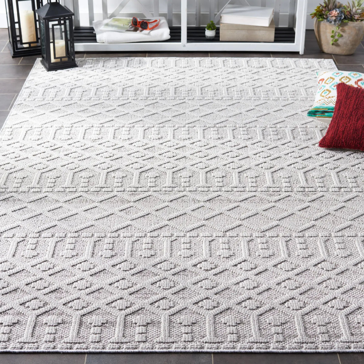 Safavieh Global 4'-0" x 6'-0" Rug in Grey / Ivory