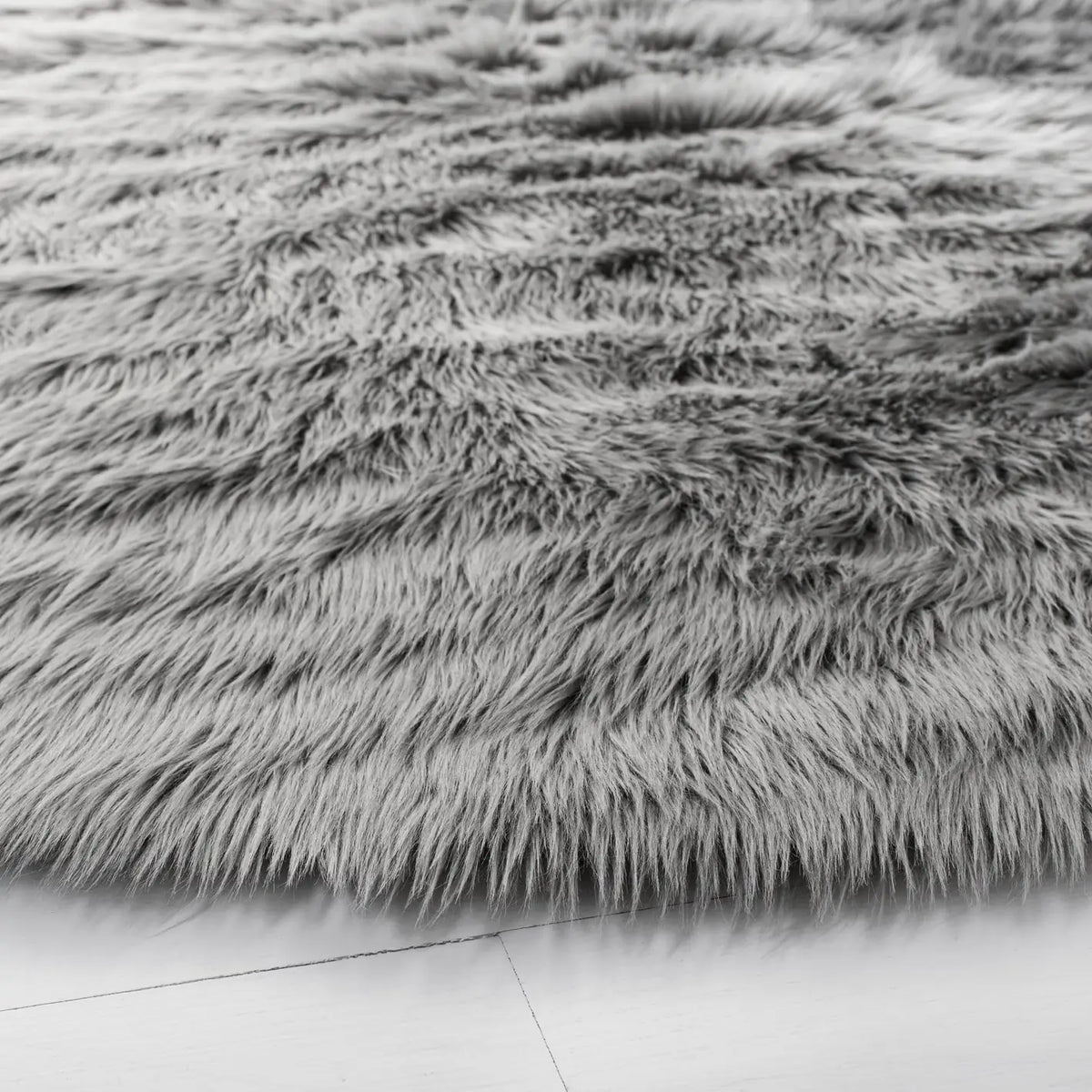 Safavieh Faux Sheep Skin 5'-0" x 5'-0" Rug in Grey