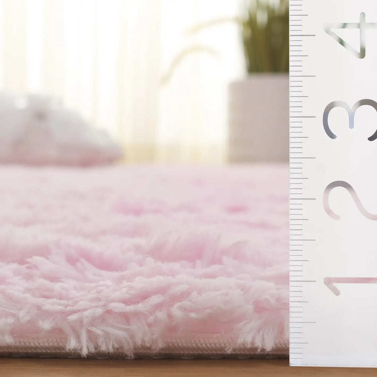 Safavieh Rainbow Shag 4'-0" x 6'-0" Rug in Pink
