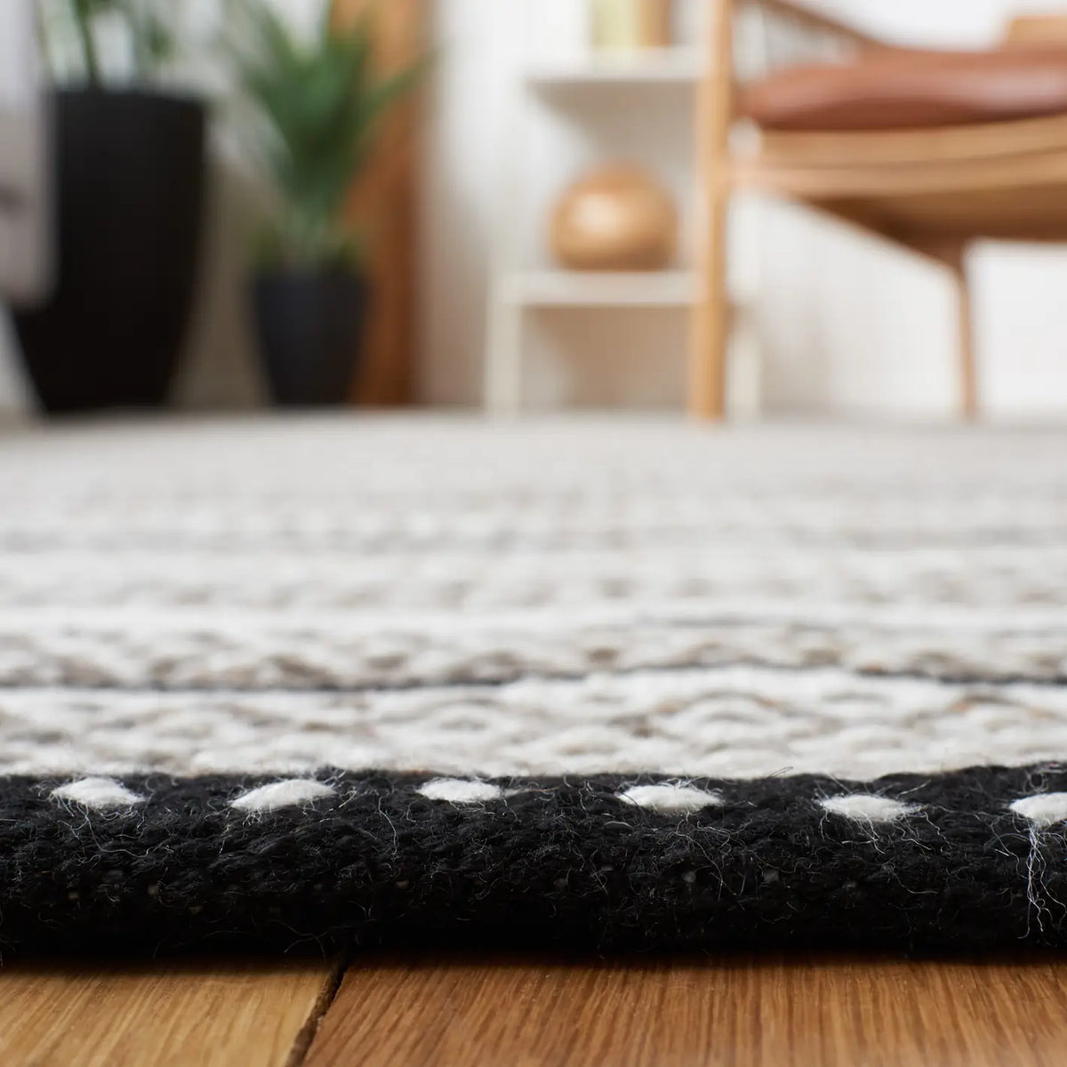 Safavieh Striped Kilim 4'-0" x 6'-0" Rug in Black / Ivory