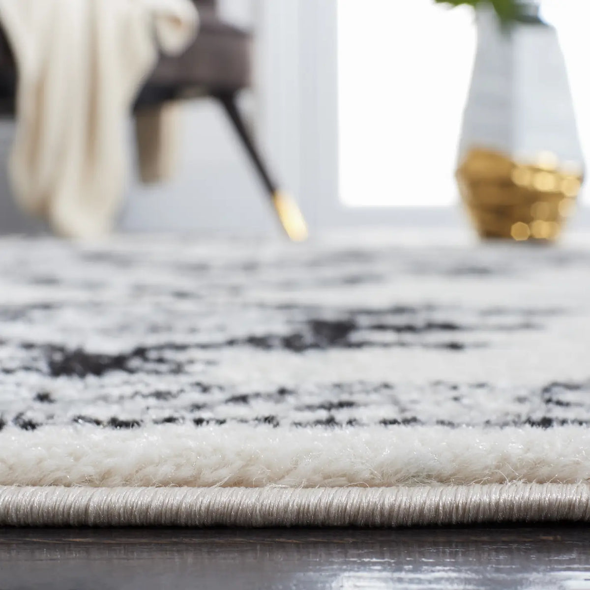 Safavieh Tulum 4'-0" x 6'-0" Rug in Ivory / Black