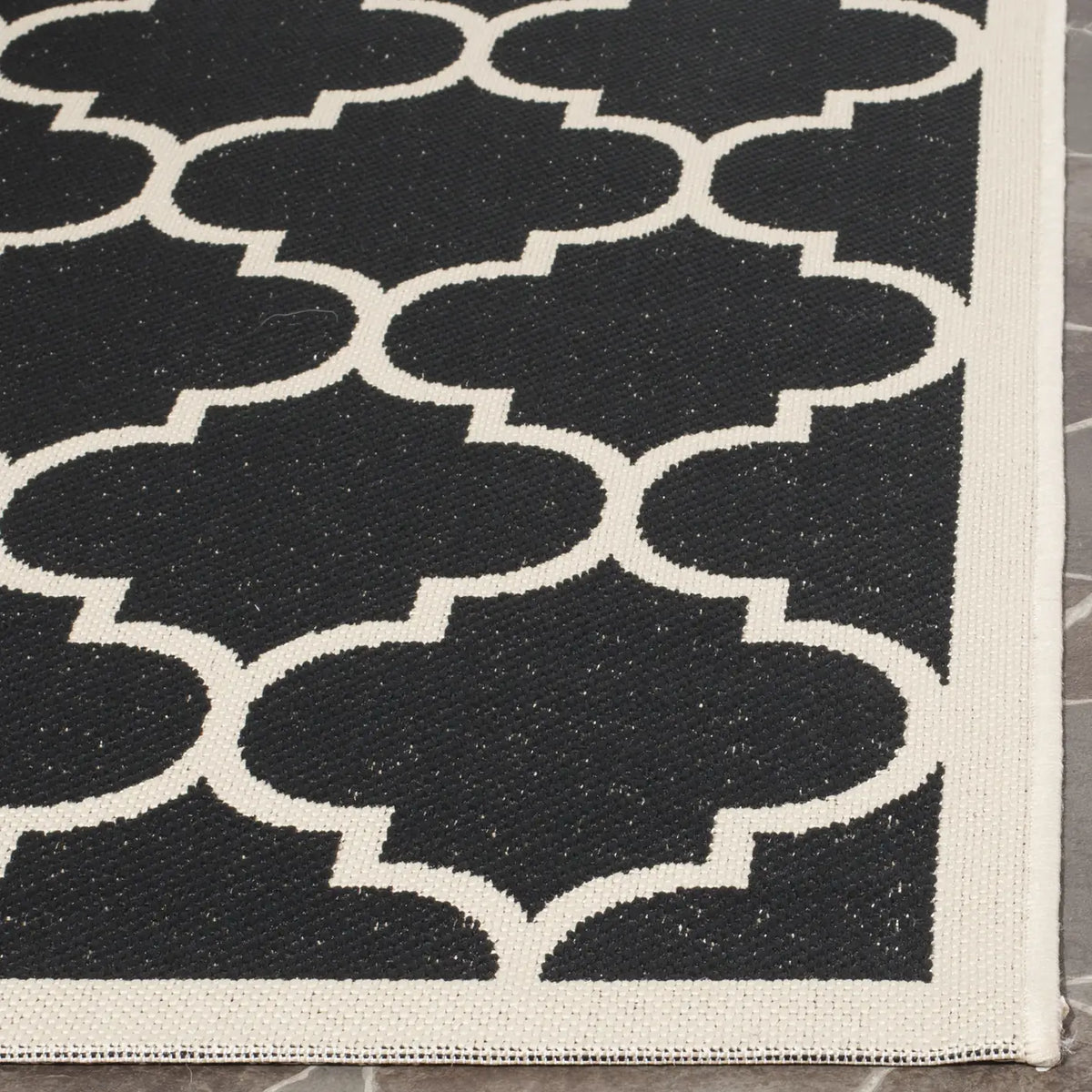 Safavieh Courtyard 4'-0" x 5'-7" Rug in Black / Beige