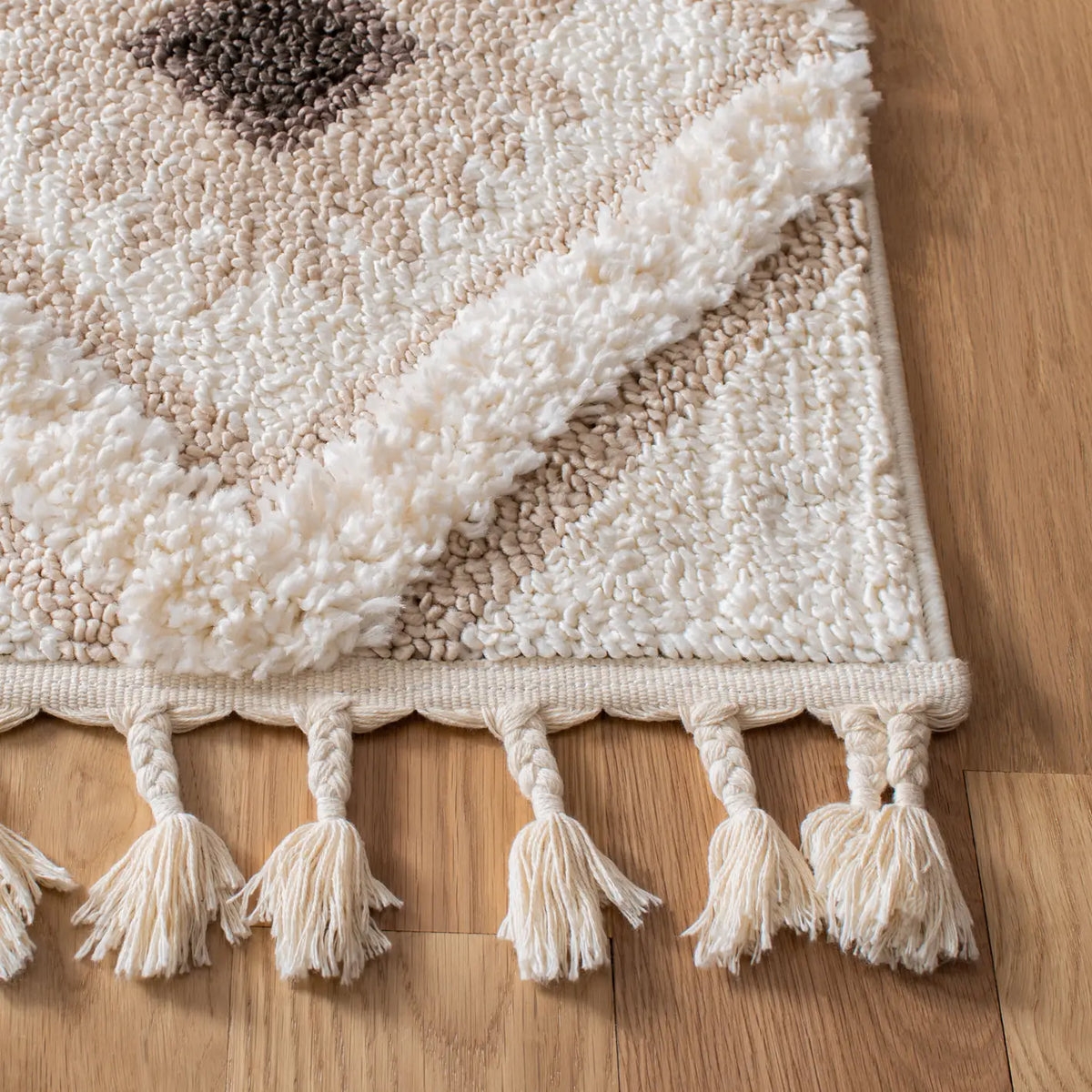 Safavieh Moroccan Tassel Shag 4'-0" x 6'-0" Rug in Ivory / Brown