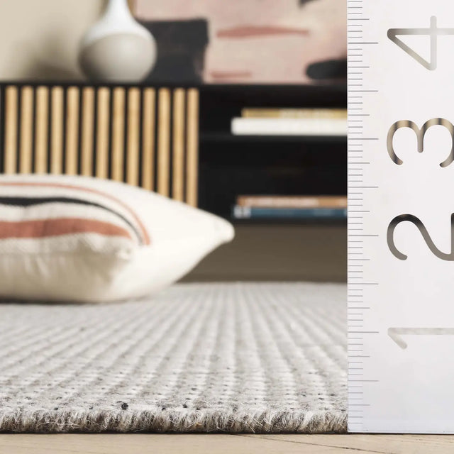 Safavieh Natura 4'-0" x 6'-0" Rug in Grey / Ivory