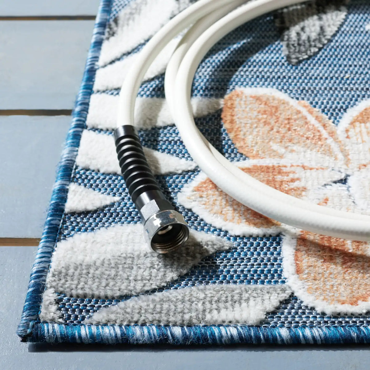 Safavieh Cabana 4'-0" x 6'-0" Rug in Blue / Grey