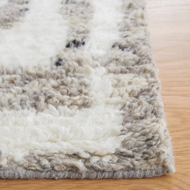 Safavieh Casablanca 4'-0" x 6'-0" Rug in Ivory / Grey