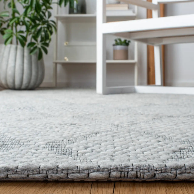 Safavieh Marbella 4'-0" x 6'-0" Rug in Silver / Grey