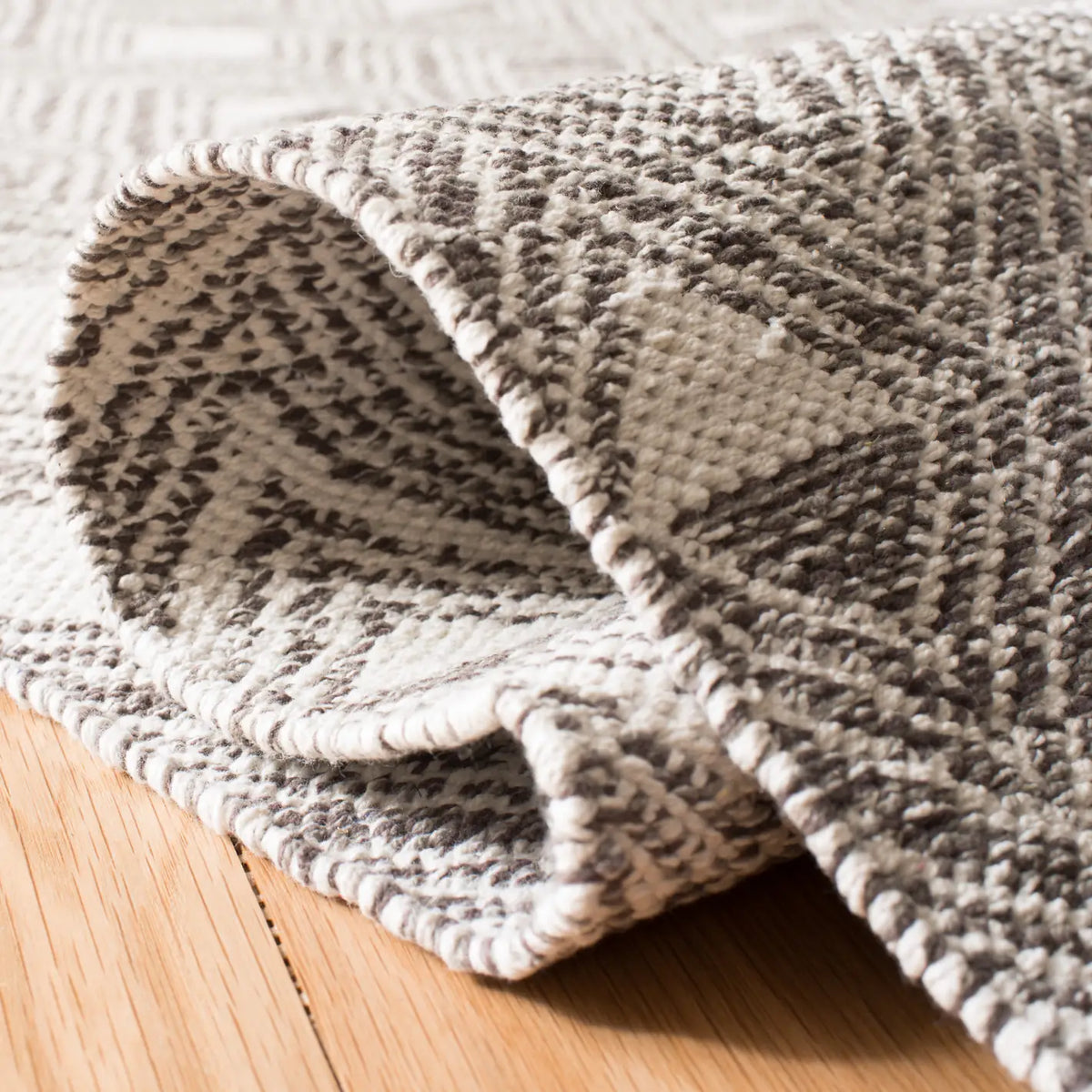 Safavieh Montauk 5'-0" x 8'-0" Rug in Charcoal / Ivory