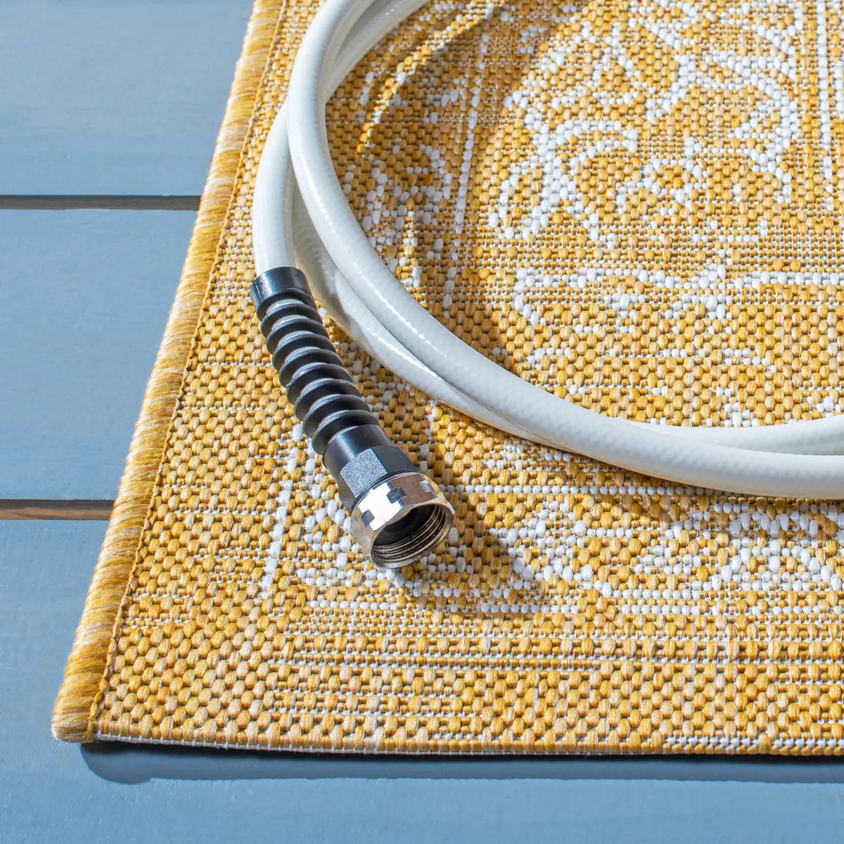 Safavieh Courtyard 4'-0" x 5'-7" Rug in Gold / Ivory