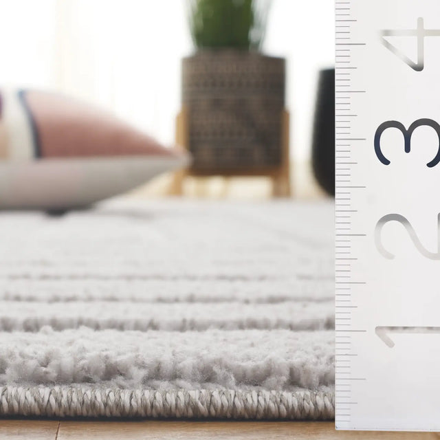 Safavieh Ramona 5'-3" x 7'-6" Rug in Light Grey