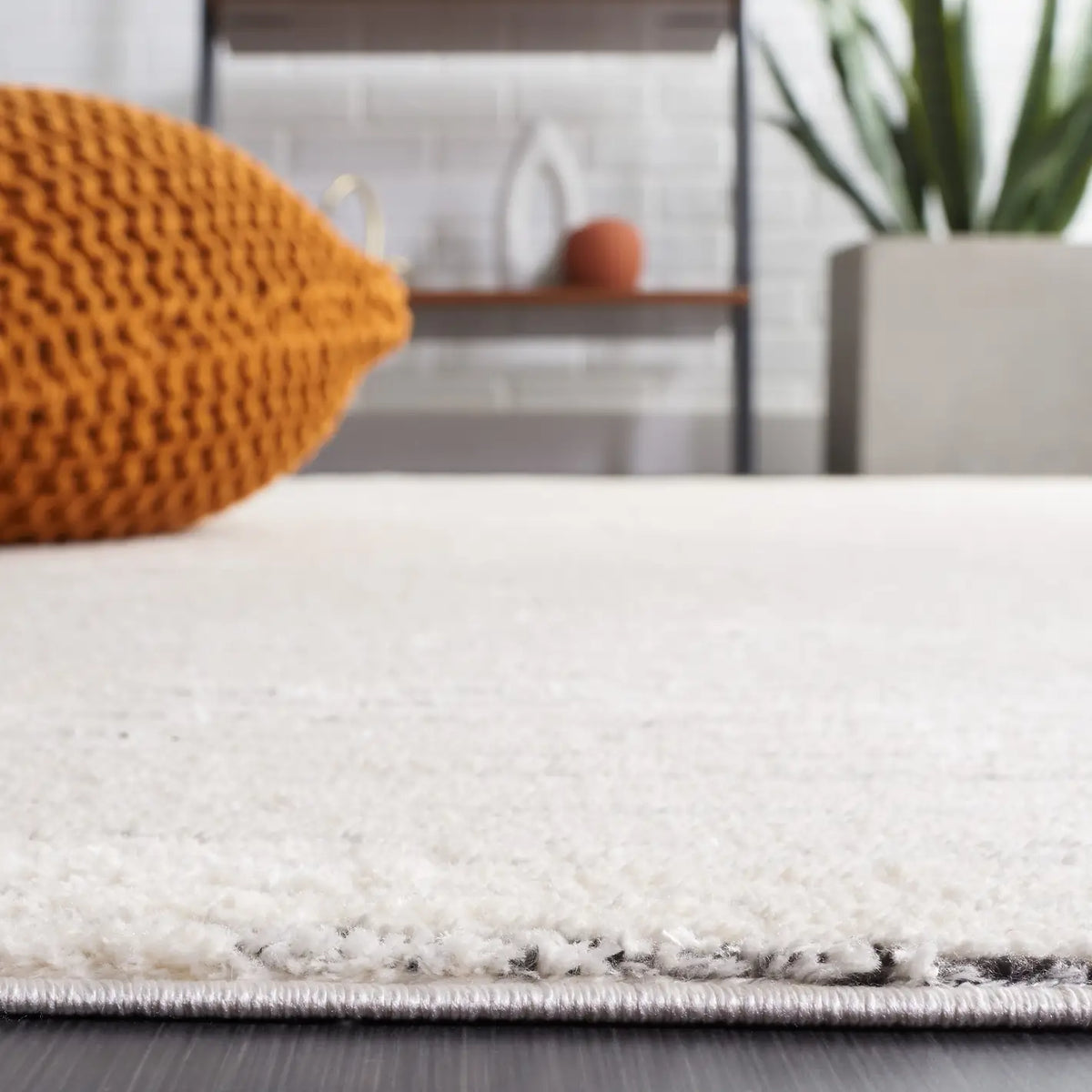 Safavieh Melody 4'-0" x 6'-0" Rug in Ivory / Black
