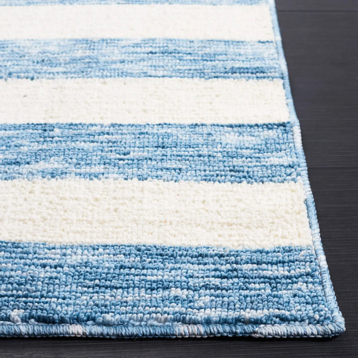 Safavieh Easy Care 4'-0" x 6'-0" Rug in Light Blue / Ivory