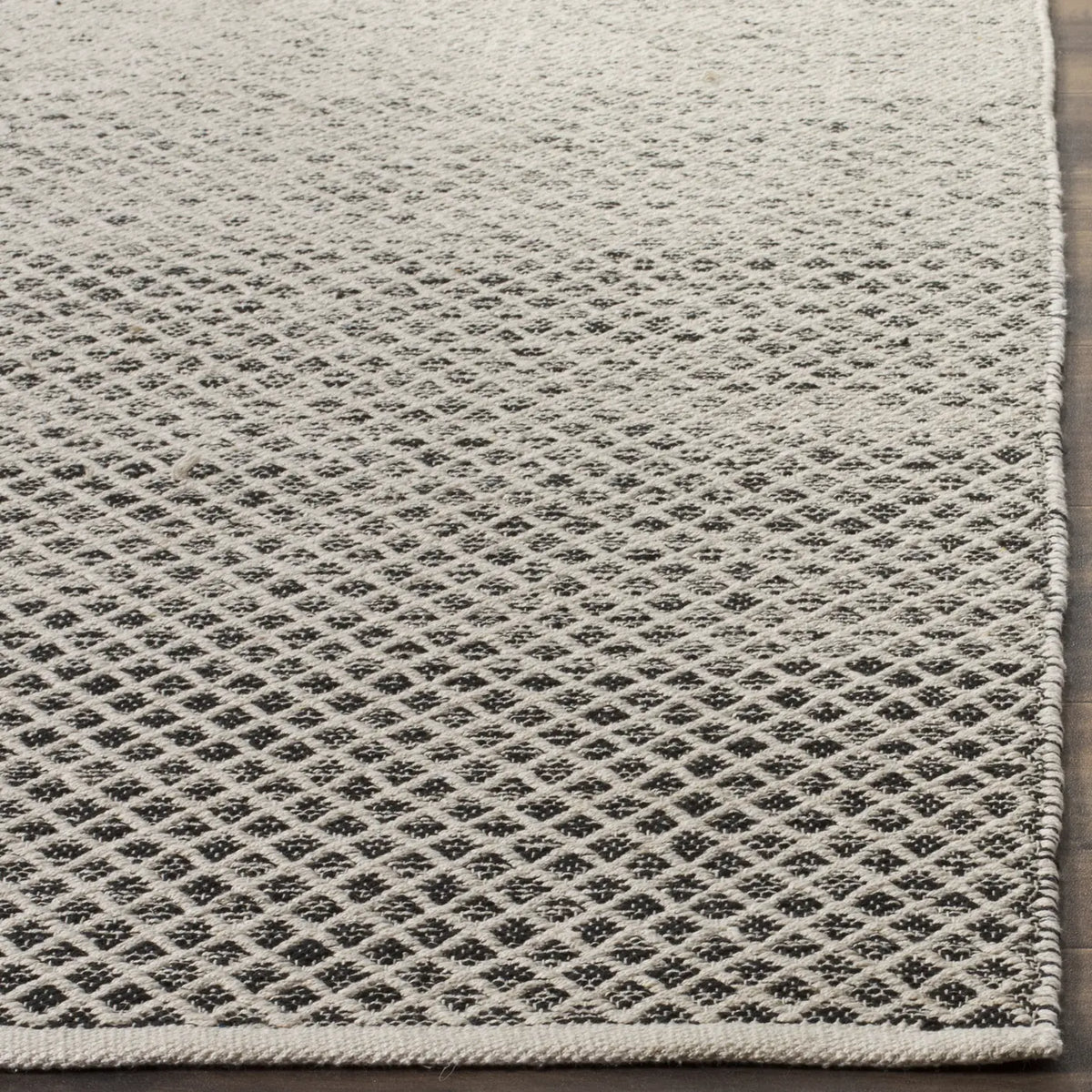Safavieh Montauk 5'-0" x 8'-0" Rug in Black / Ivory