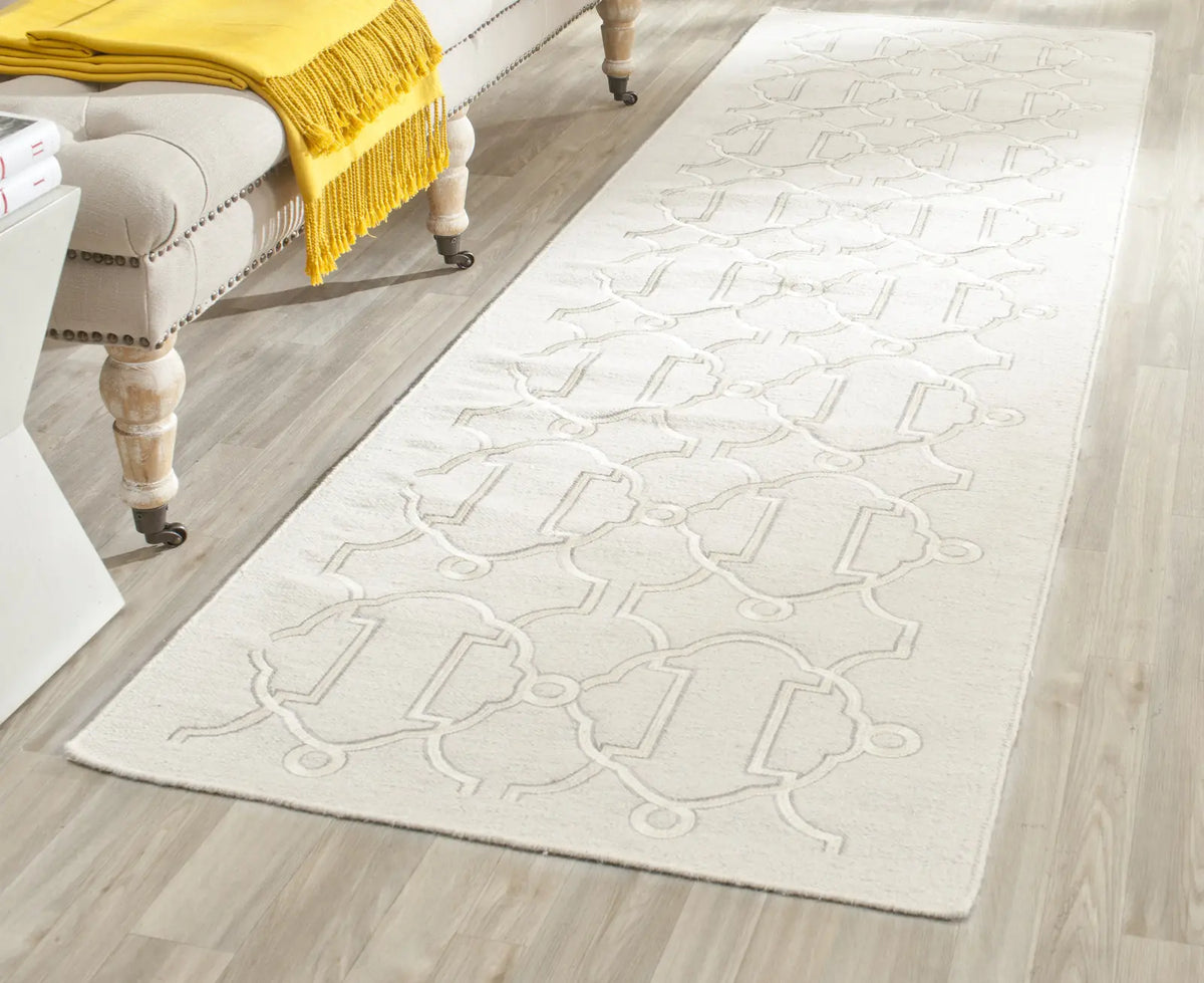 Safavieh Dhurries 2'-6" x 8'-0" Rug in Beige