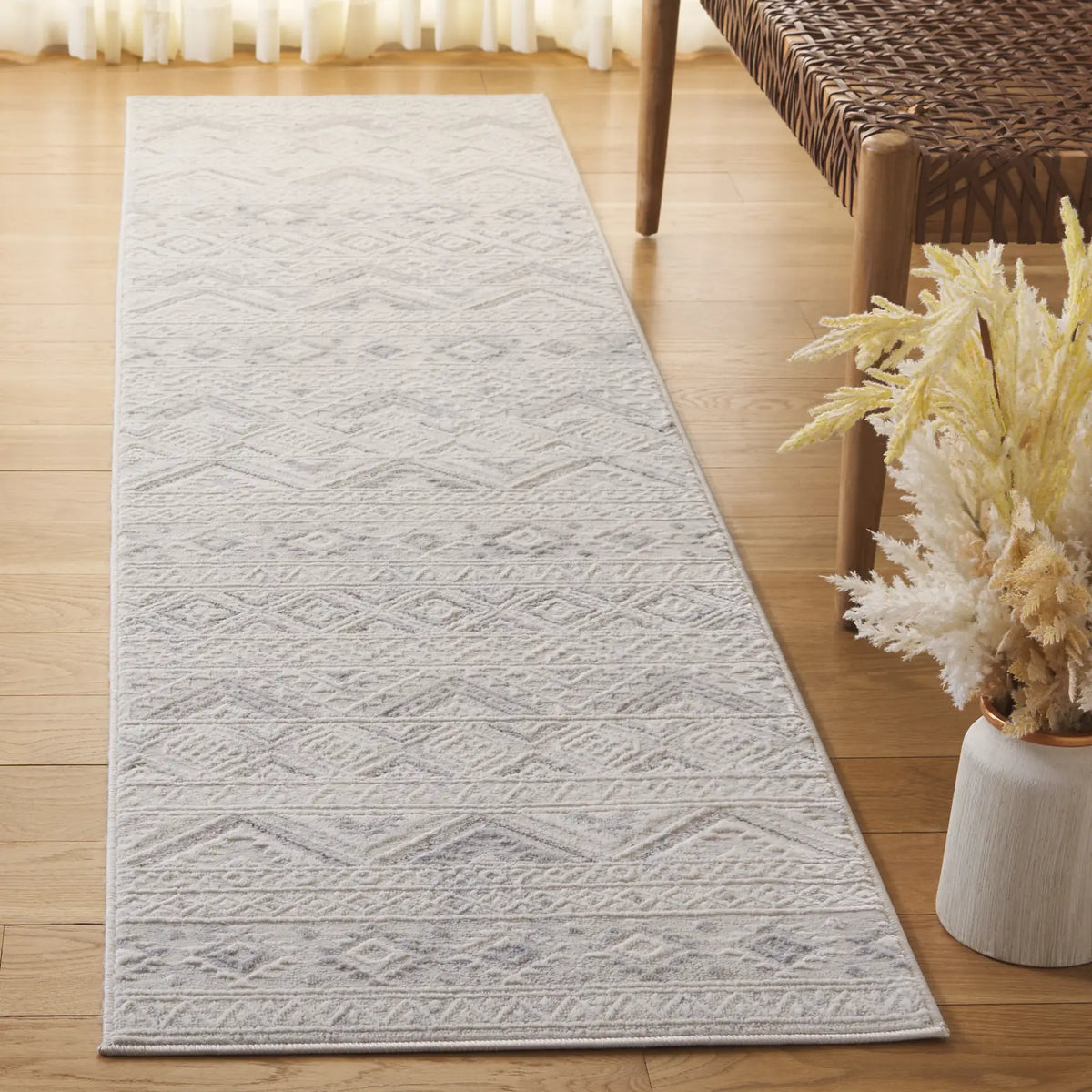 Safavieh Hanna 2'-0" x 8'-0" Rug in Ivory / Light Grey