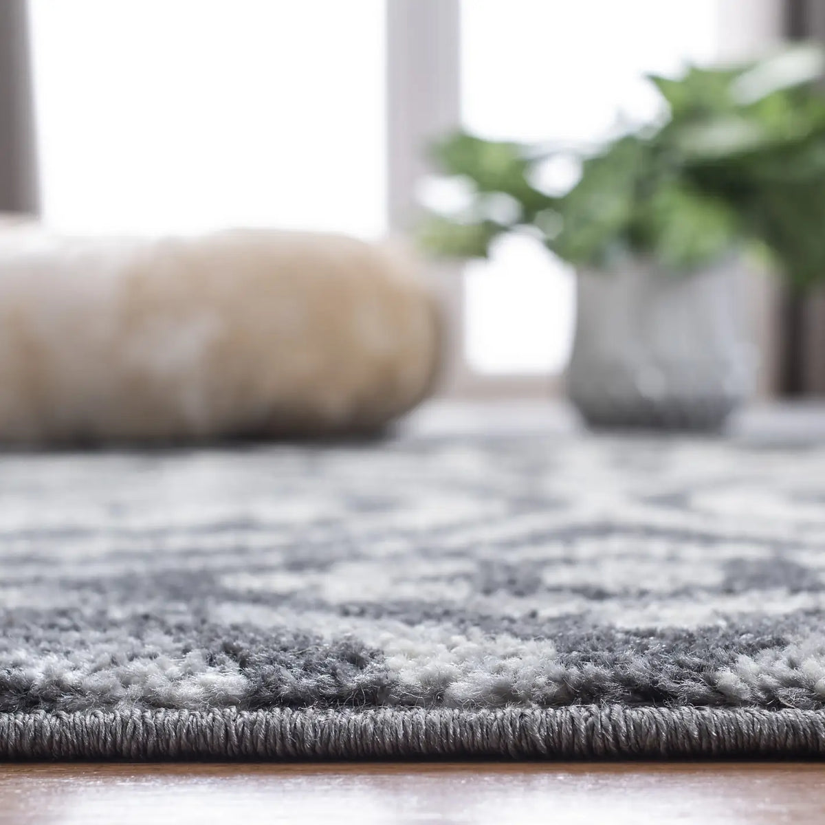 Safavieh Adirondack 4'-5" x 6'-5" Rug in Charcoal / Ivory