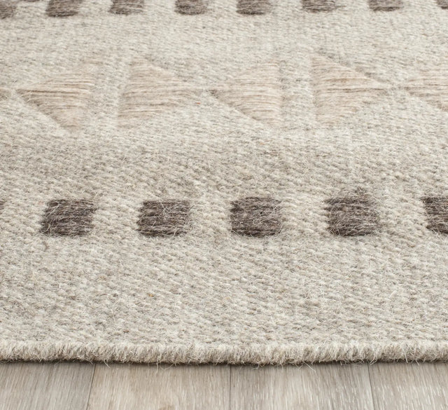 Safavieh Dhurries 2'-6" x 8'-0" Rug in Natural