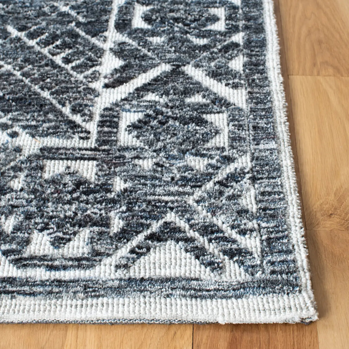 Safavieh Roslyn 4'-0" x 6'-0" Rug in Blue / Ivory