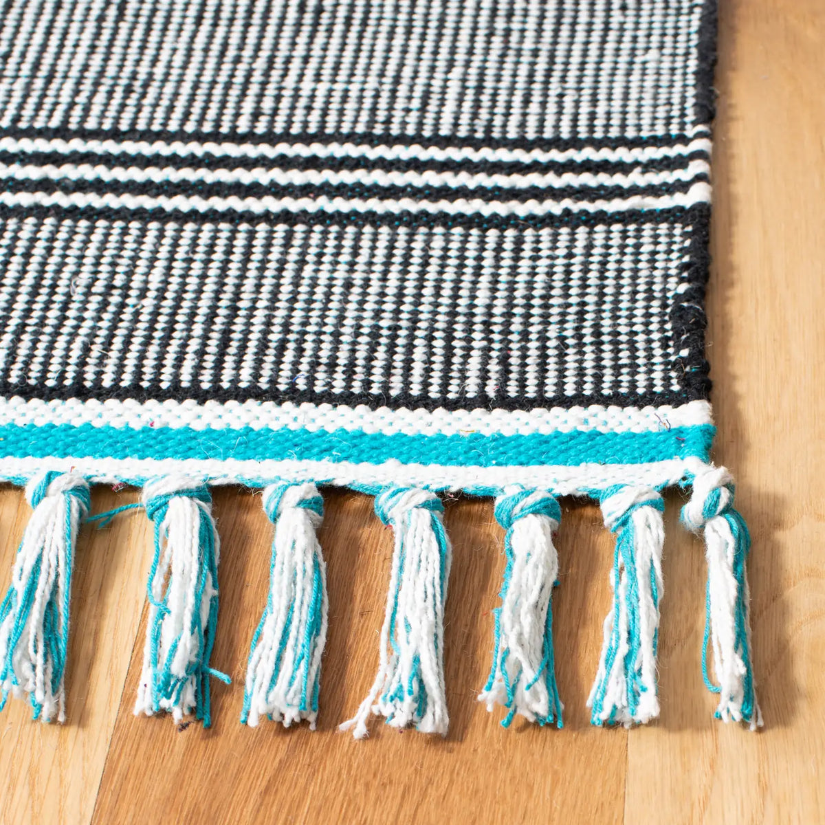 Safavieh Montauk 5'-0" x 8'-0" Rug in Turquoise / Multi