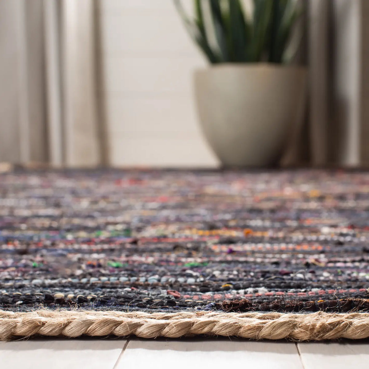 Safavieh Montauk 5'-0" x 8'-0" Rug in Black / Natural