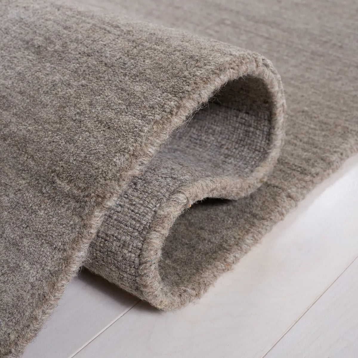 Safavieh Himalaya 5'-0" x 8'-0" Rug in Pewter