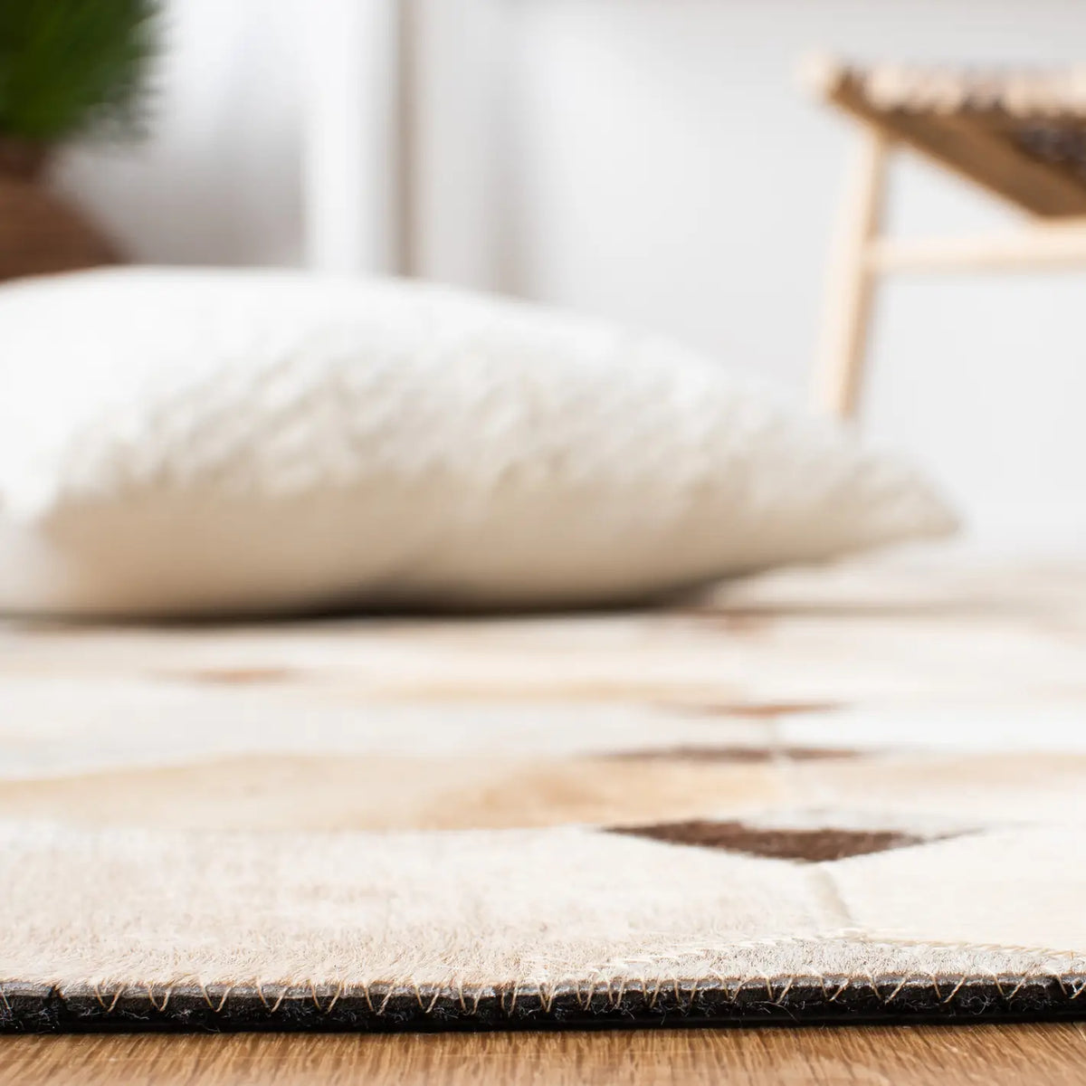 Safavieh Studio Leather 4'-0" x 6'-0" Rug in Ivory / Brown