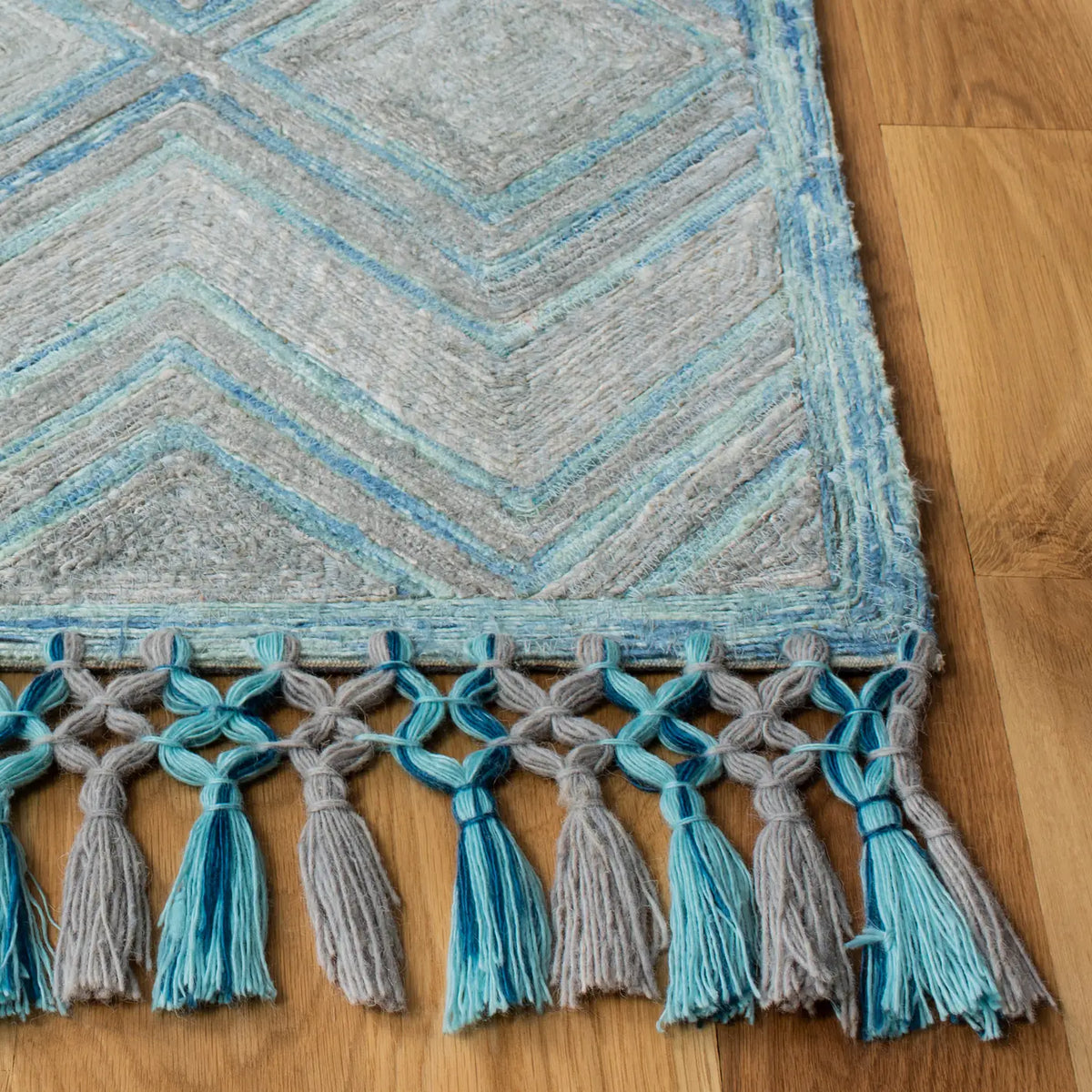 Safavieh Sahara 4'-0" x 6'-0" Rug in Grey / Aqua