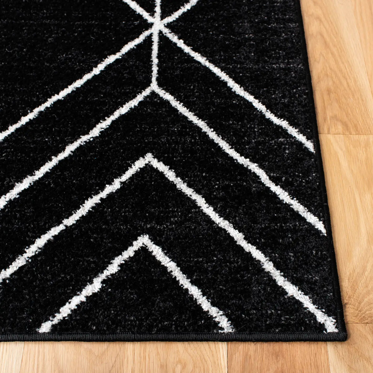 Safavieh Adirondack 4'-0" x 6'-0" Rug in Black / Ivory