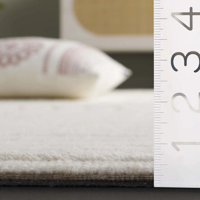 Safavieh Mykonos 4'-0" x 6'-0" Rug in Ivory