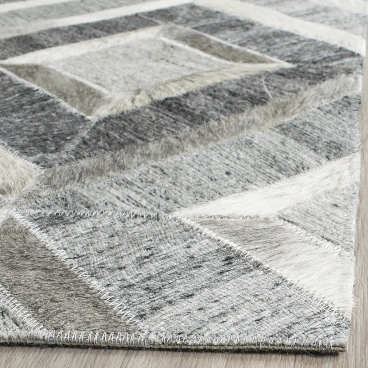 Safavieh Studio Leather 4'-0" x 6'-0" Rug in Ivory / Dark Grey