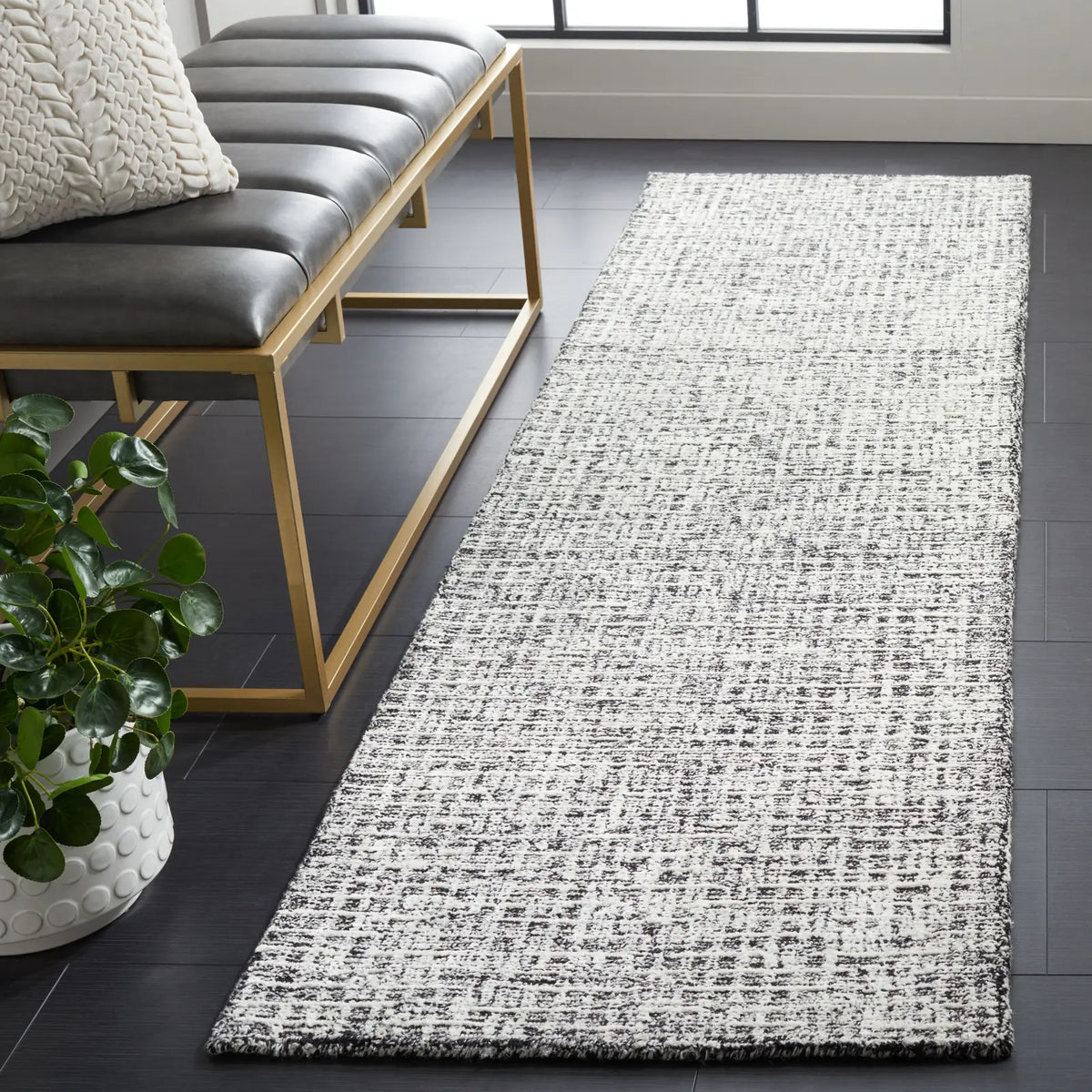 Safavieh Glamour 2'-3" x 8'-0" Rug in Black / Ivory