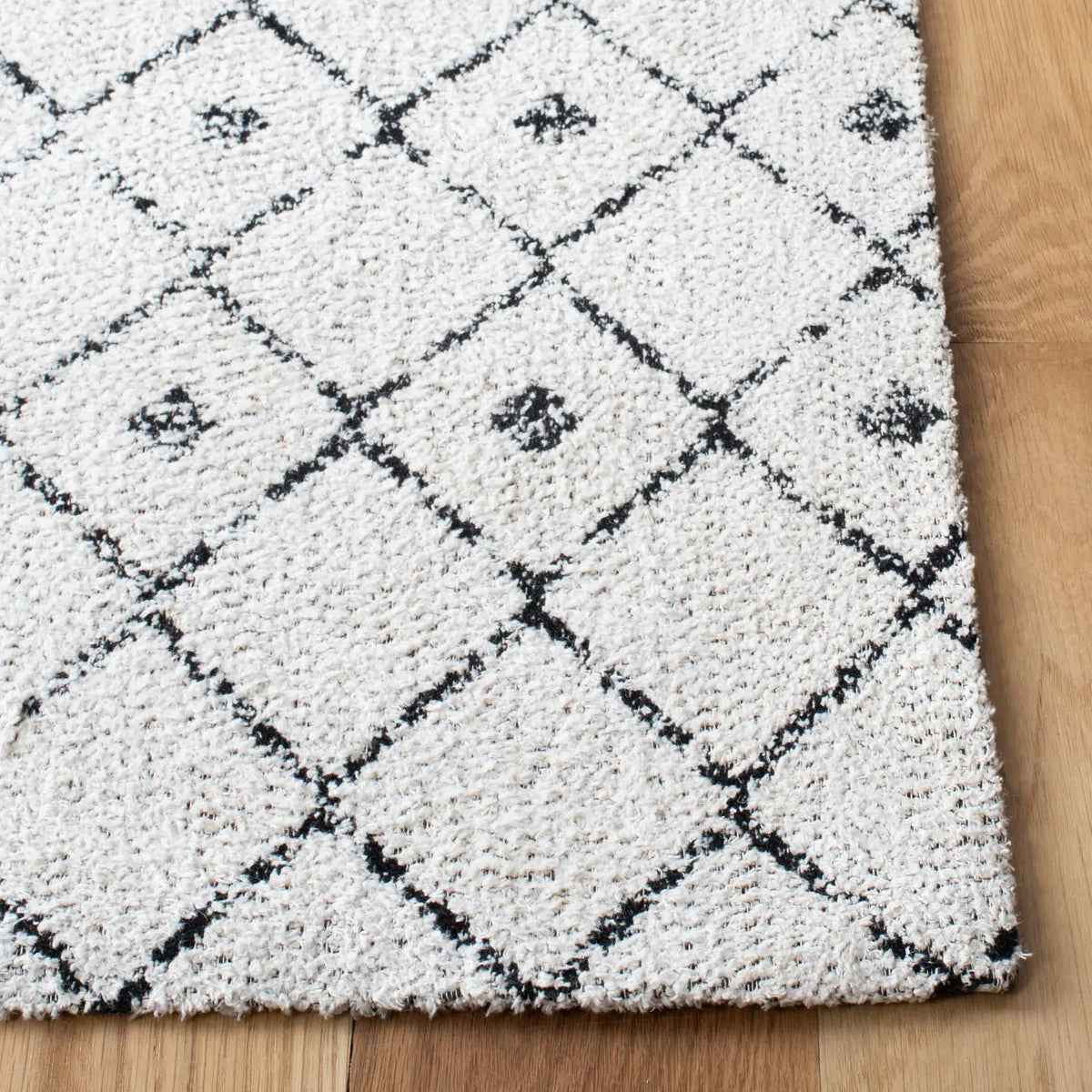Safavieh Classic Vintage 4'-0" x 6'-0" Rug in Beige / Black