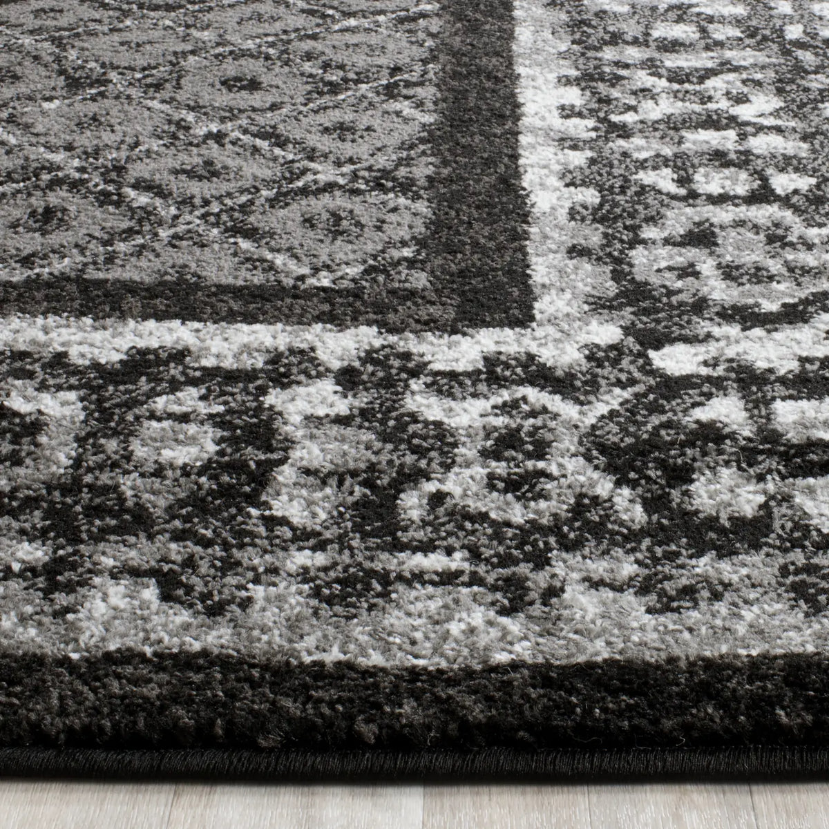 Safavieh Adirondack 6'-0" x 9'-0" Rug in Black / Silver