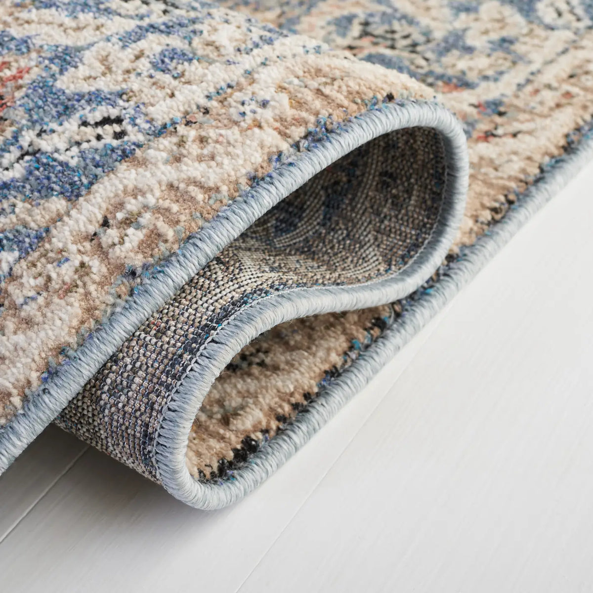 Safavieh Vivaldi 5'-3" x 7'-6" Rug in Navy / Ivory