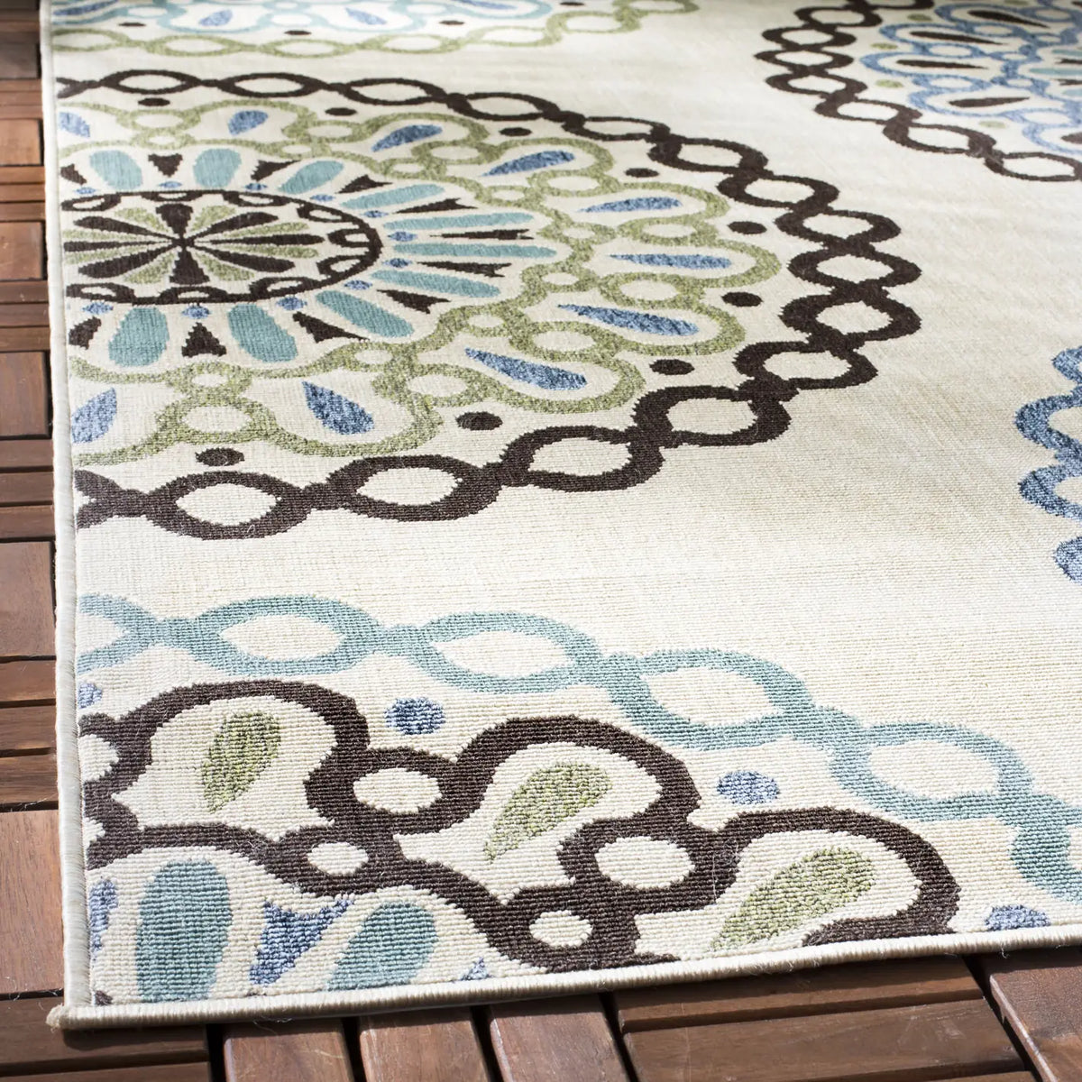 Safavieh Veranda 5'-3" x 7'-7" Rug in Cream / Blue