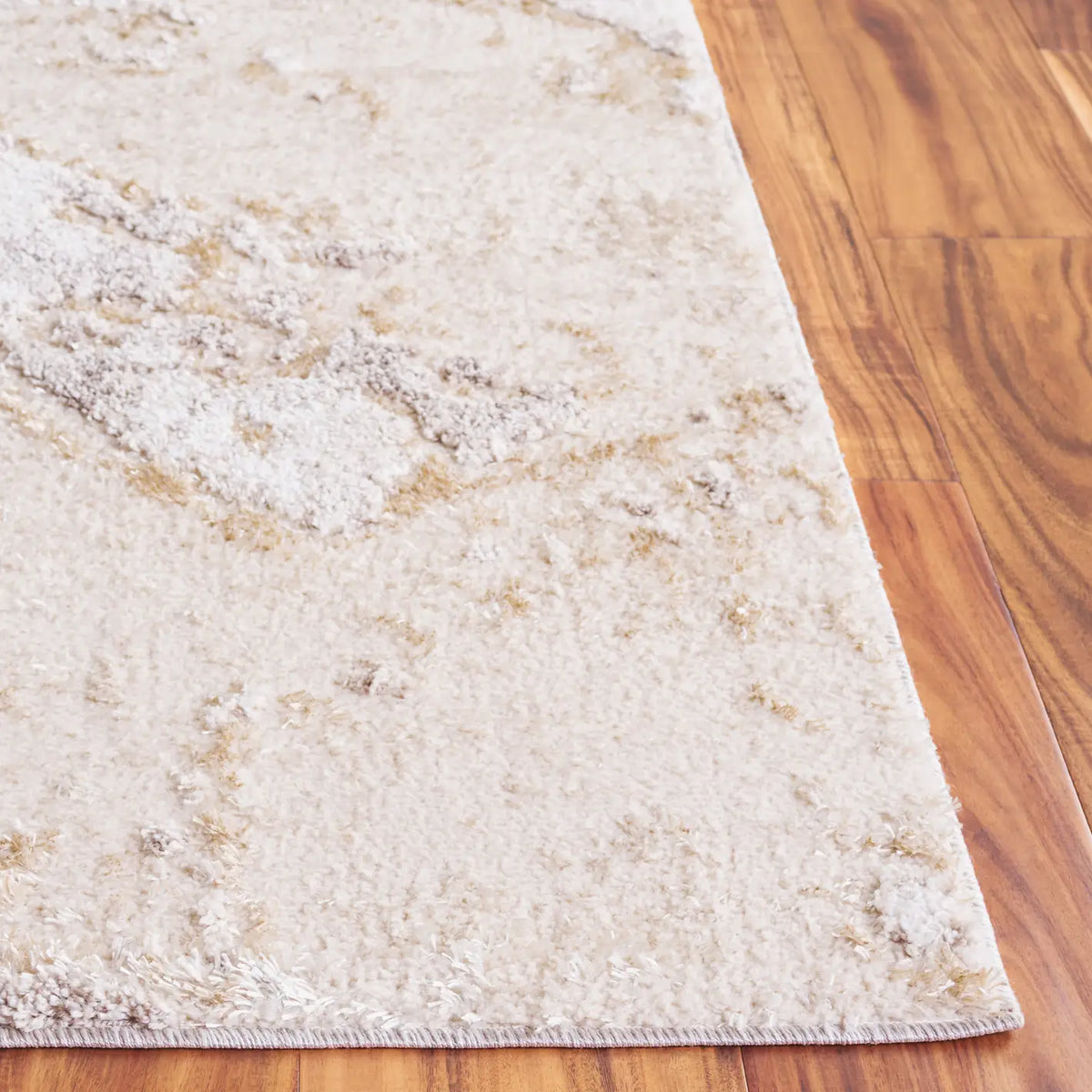 Safavieh Ravine Shag 4'-0" x 6'-0" Rug in Beige / Ivory