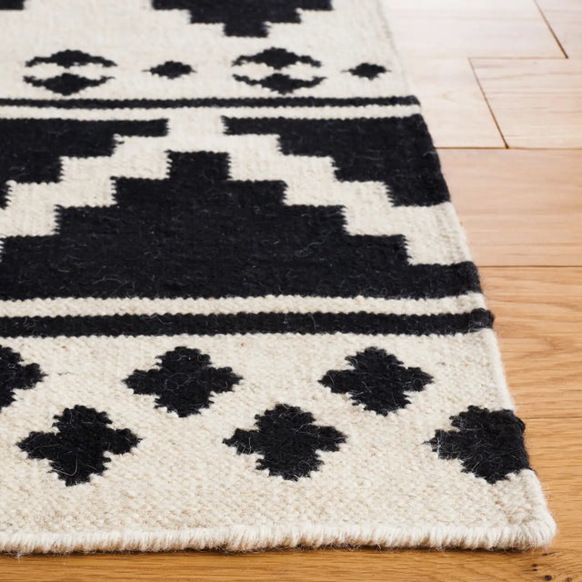 Safavieh Dhurries 5'-0" x 8'-0" Rug in Black / Ivory