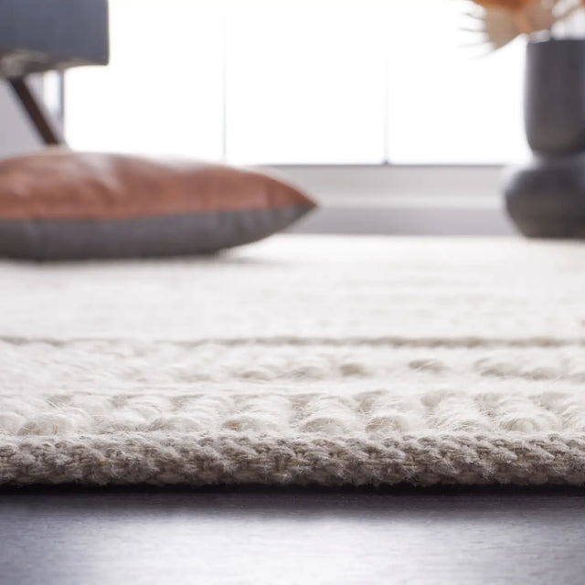 Safavieh Natura 4'-0" x 6'-0" Rug in Ivory / Grey
